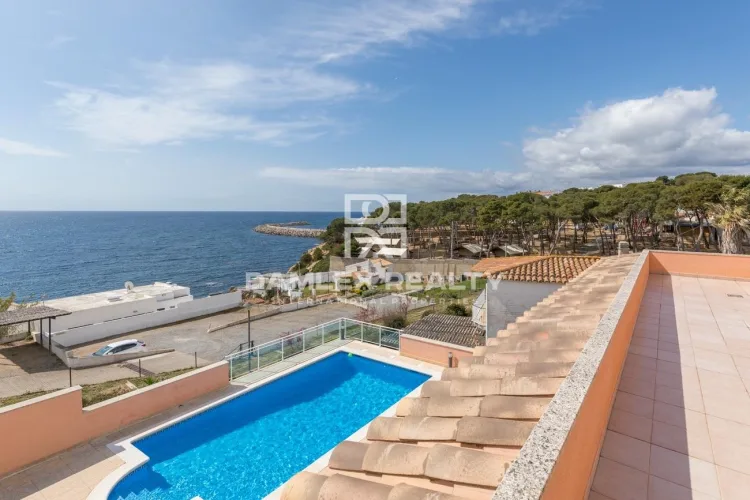 Villa in second line with access to the beach.