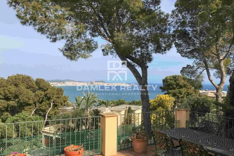 Villa with sea views and close to the beach