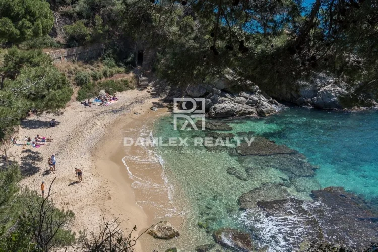Terrain en bord de mer avec accès à la plage