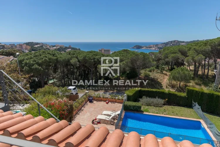 Villa with sea views in a prestigious urbanization.
