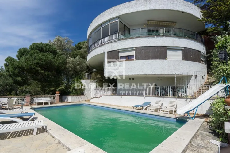 House with panoramic views of the sea and mountains