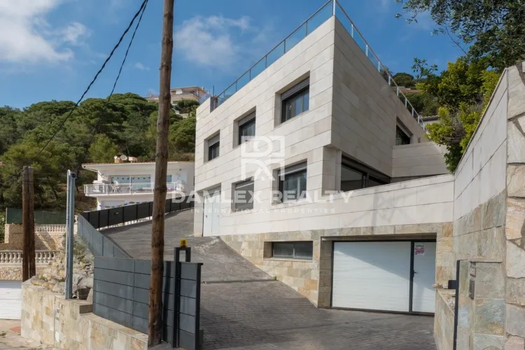 Contemporary villa with sea view on the heights of Lloret de Mar