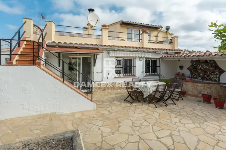 Family house in la Creu de Lloret`s neighborhood at 5 minutes from city center