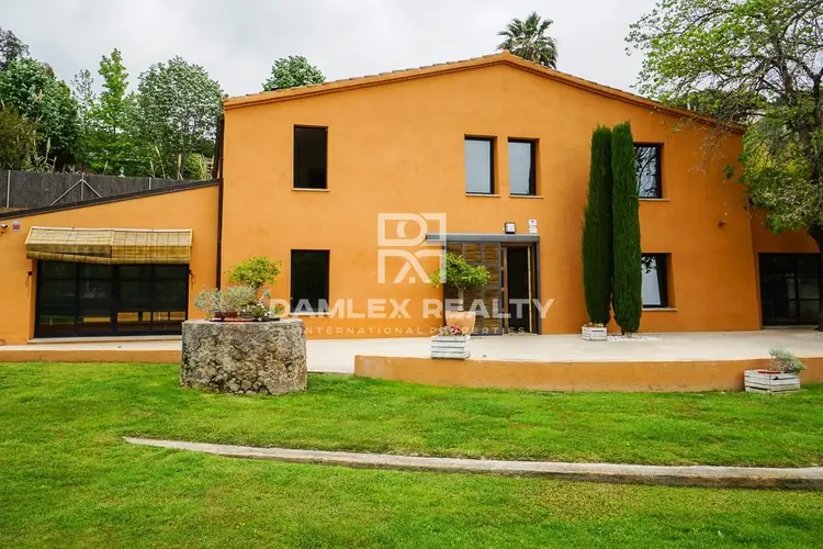 Beautiful farmhouse of 400m², all renovated, great design in Cabrils