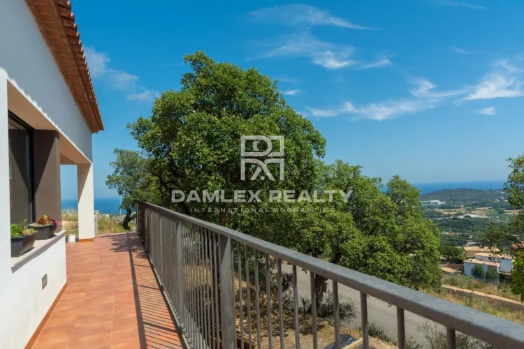 Single-storey villa with panoramic view of the sea