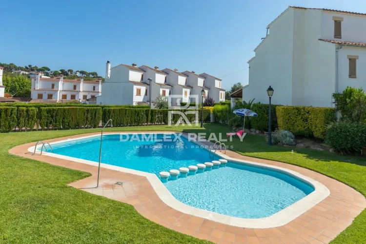 Townhouse in a residential complex with pool and near the beach.