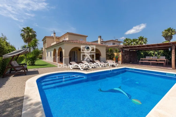 Villa with tourist license in a quiet urbanization of Calonge, Costa Brava