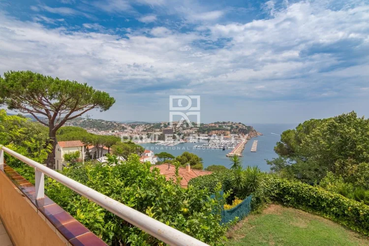 Townhouse with views to the sea and the port.
