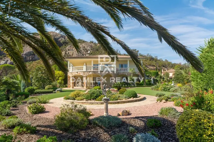 Villa con magnifico parque paisajista de 5000m2 ubicada en una prestigiosa urbanización de Santa Cristina d`Aro