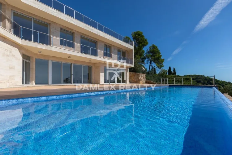 Luxury villa in the urbanization Santa Maria de Llorell