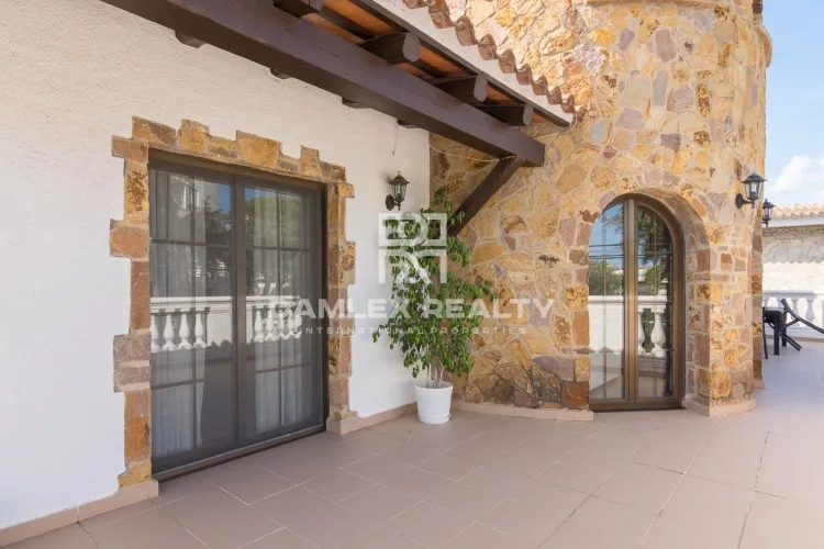 Cozy rustic style villa at 500 meters from the beach