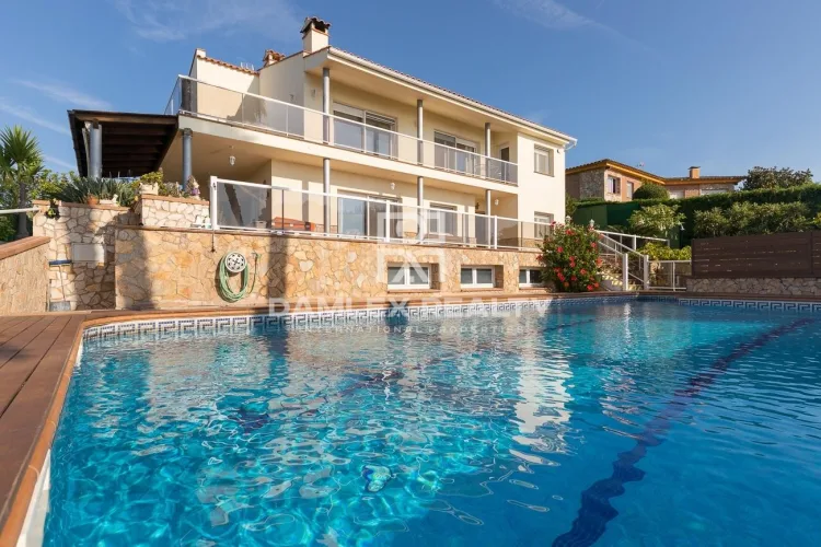 Luxury villa with stunning sea views