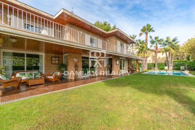 Villa de lujo con vistas al mar con piscina y hermoso jardín