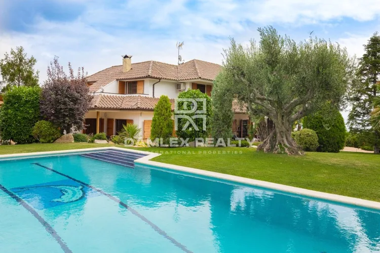 Luxury villa in the prestigious Can Teixido urbanization