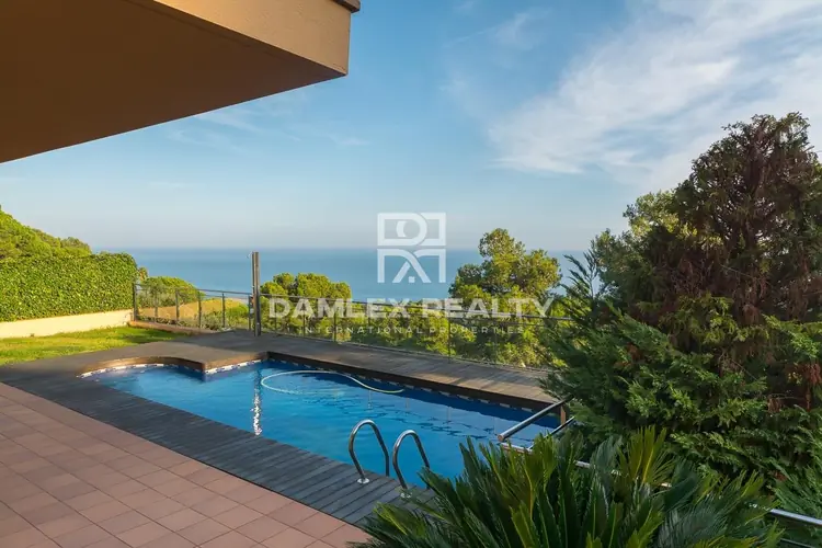 Maison moderne avec une vue incroyable sur la mer à Santa Cristina