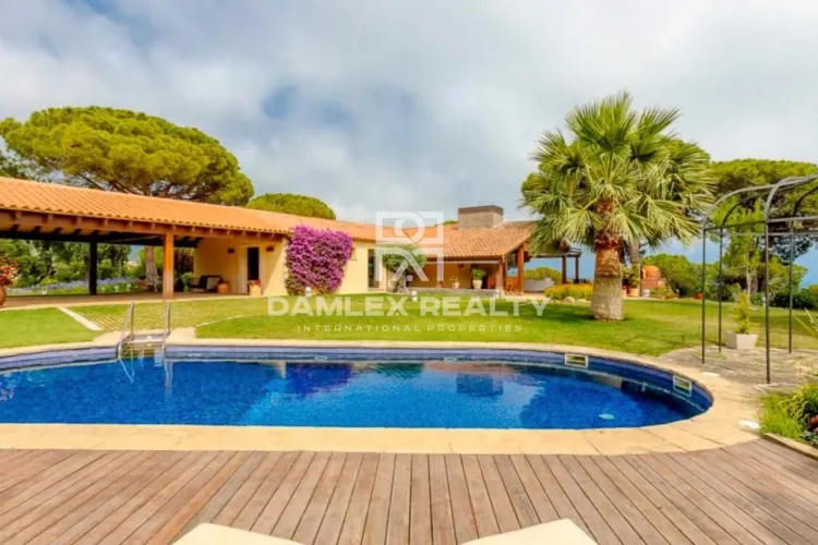 Villa on a 1.7 hectare plot 5 minutes from the beach in Lloret de Mar