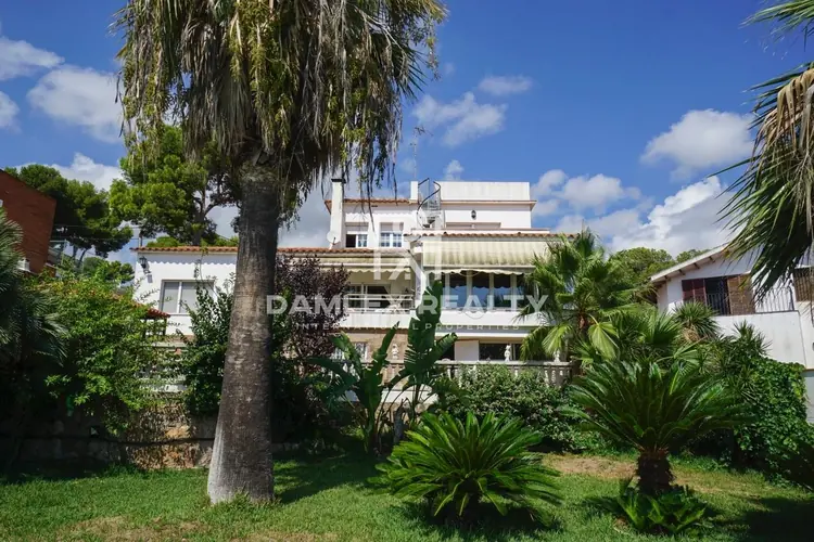 Cozy house with beautiful gardens in Castelldefels
