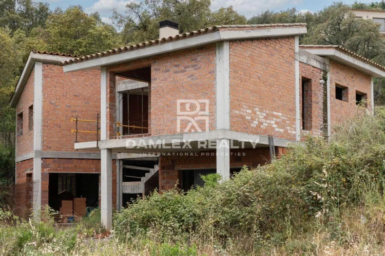 Huis in moderne stijl, in afwachting van voltooiing van de bouw in de urbanisatie Mas Nou