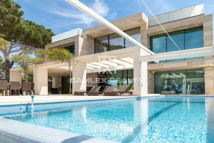 Luxurious villa with panoramic sea views, built in a modern style, Lloret de Mar