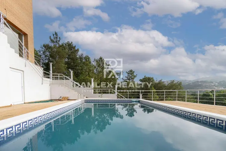 Moderne Neubauvilla mit Swimmingpool