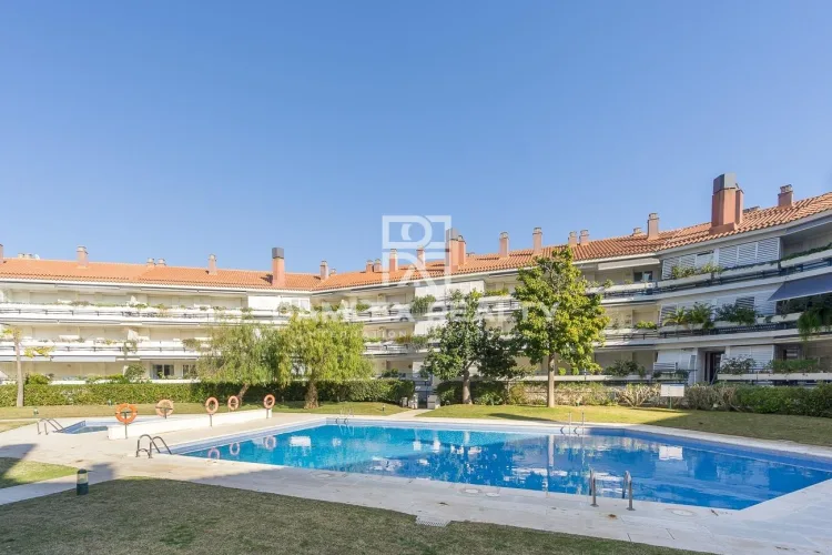 Great apartment in sitges in a complex facing the sea