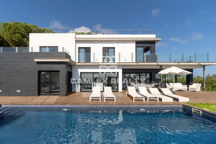Villa with stunning sea views in Roca Grossa urbanization