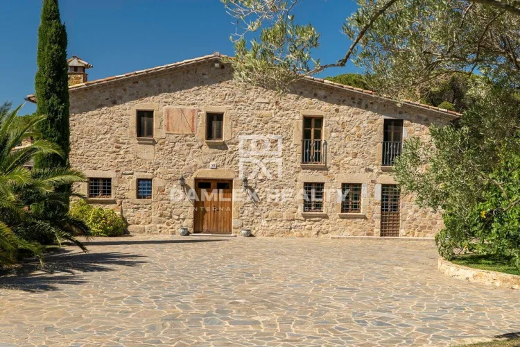 Spectacular masia, renovated in 2010, with swimming pool and garden