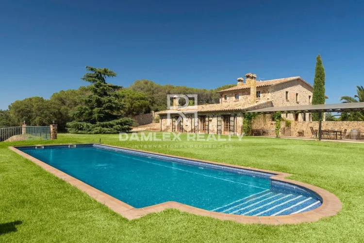 Spectacular masia, renovated in 2010, with swimming pool and garden