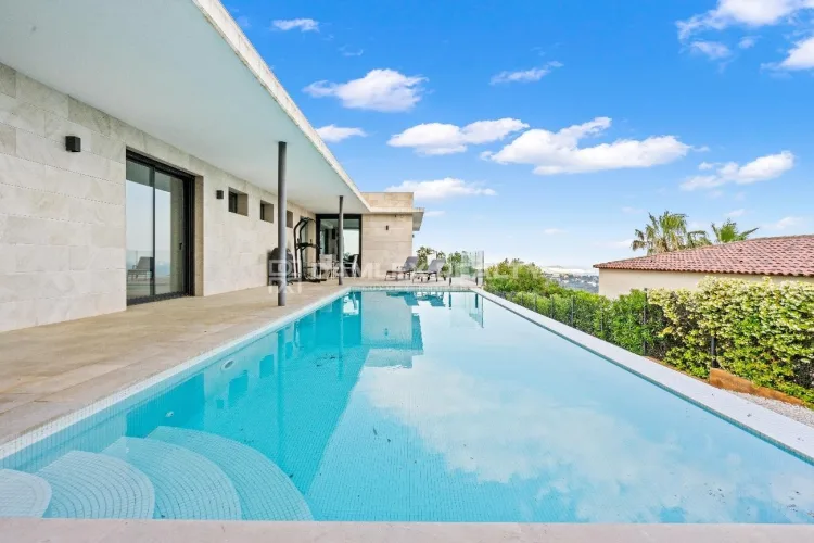 Modern villa with panoramic views of Costa Brava: elegance and comfort in one home