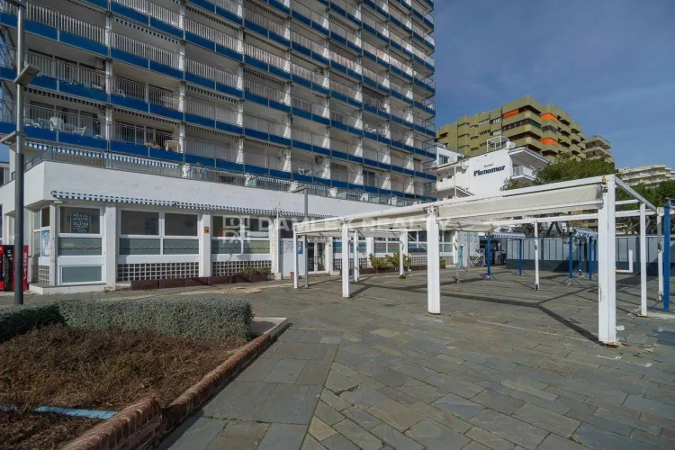 Unieke kans! Restaurant en bar met 2 zwembaden aan de voorlijn van de zee