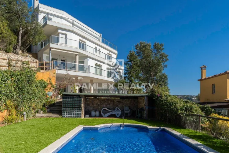 Modern, sunny villa with panoramic sea views on each level and a swimming pool