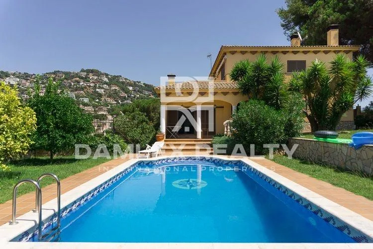 Villa with a beautiful garden and pool in the town of Lloret de Mar