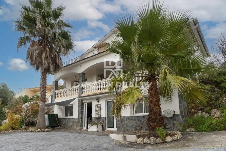 Das Haus mit Touristenlizenz liegt in der ruhigen Urbanisation Aiguaviva Parc.