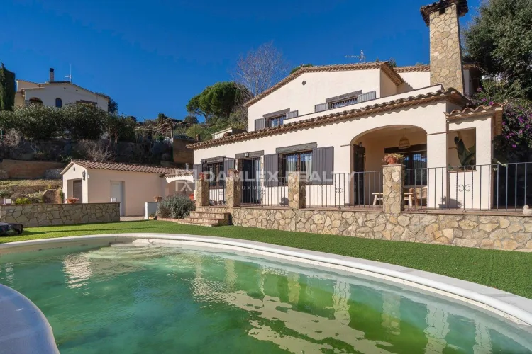 Detached house for sale in Cabanyes–Mas Ambrós–Mas Pallí with tourist licence
