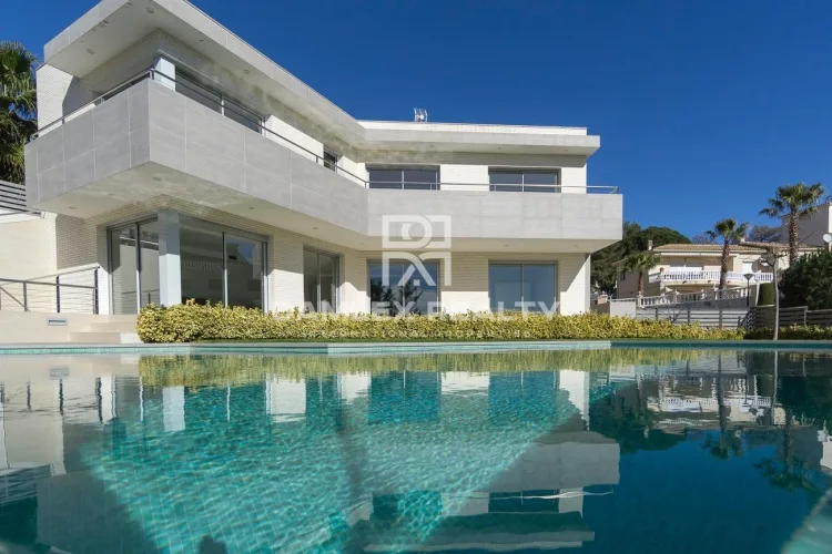 Luxury villa in Lloret de Mar in the Montgoda urbanization