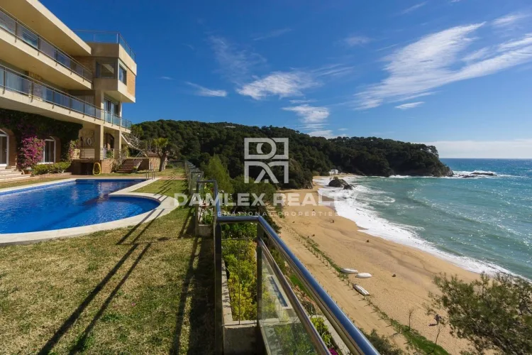 Villa on the first line of the sea with a frontal view of the sea