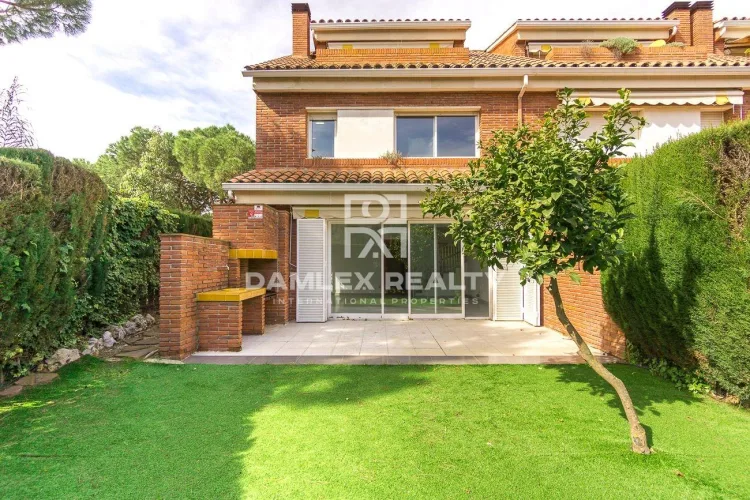 Corner townhouse with large lot in the city of Gava Mar