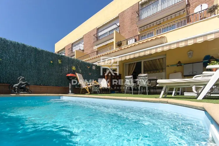 Beautiful townhouse with pool near the commercial center of Pineda de Mar, five minutes from the beach.