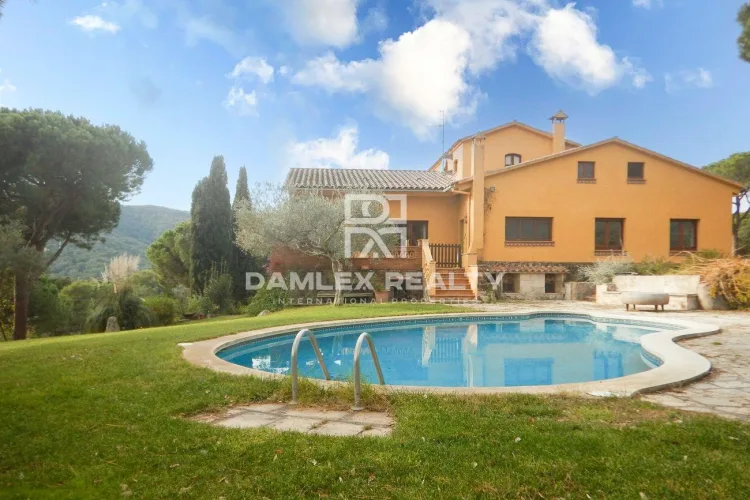 A beautiful rustic villa on a spacious plot with spectacular views