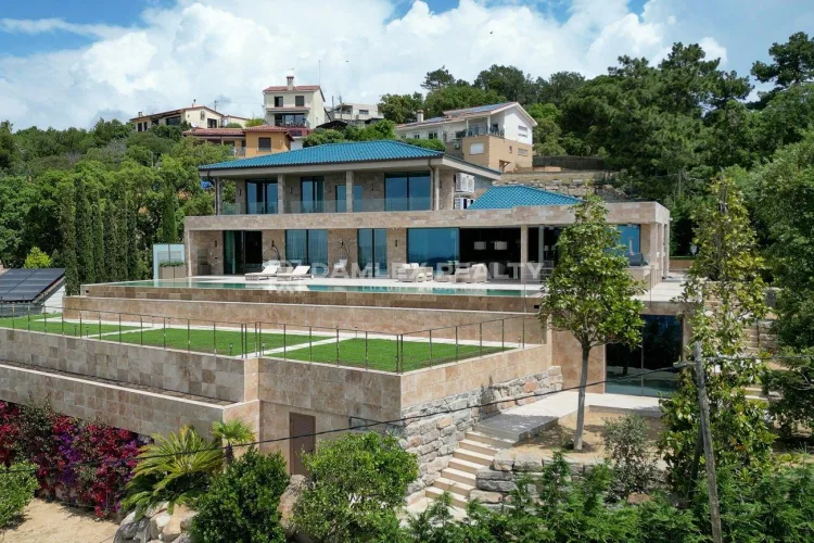 Luxury villa with panoramic sea views in the prestigious urbanization of Lloret de Mar