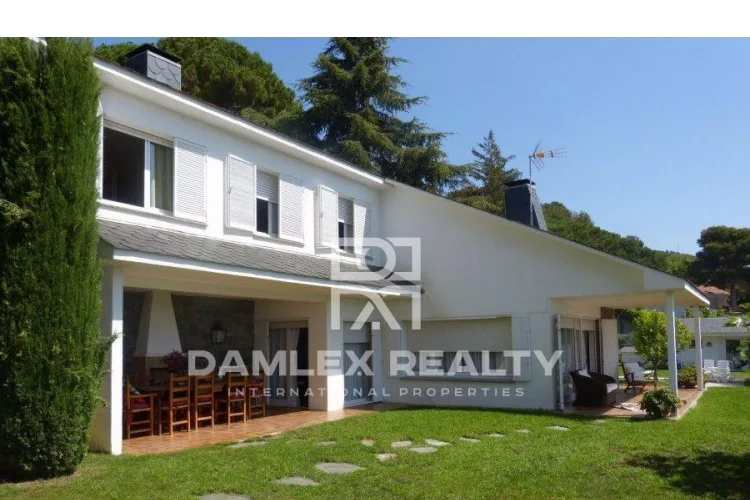 Villa con impresionantes vistas y con la piscina