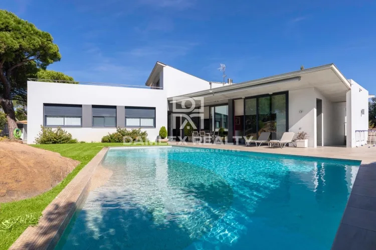 Modern villa with panoramic sea views in the prestigious urbanization Les Bateries