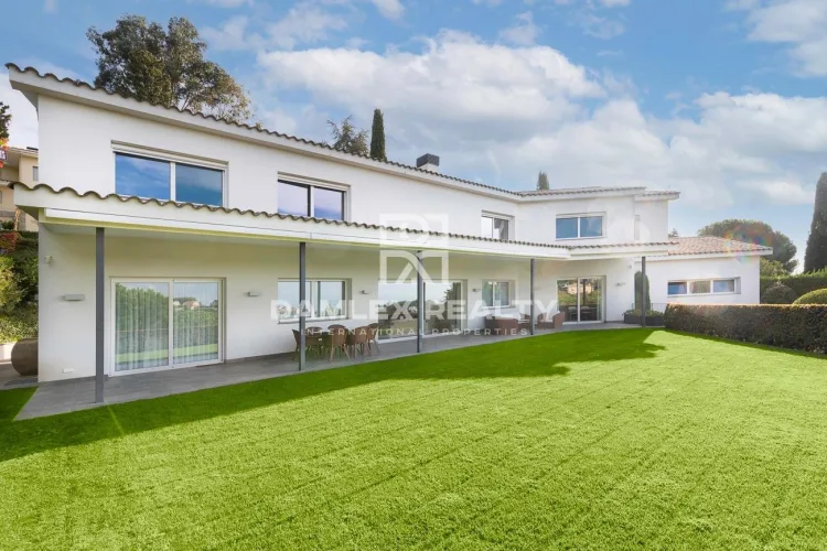 Villa with sea views in the prestigious urbanization of Sant Andreu de Llavaneres
