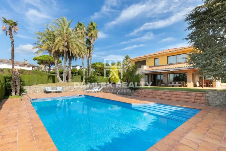 Villa close to the beach, in the prestigious urbanization Can Teixidó