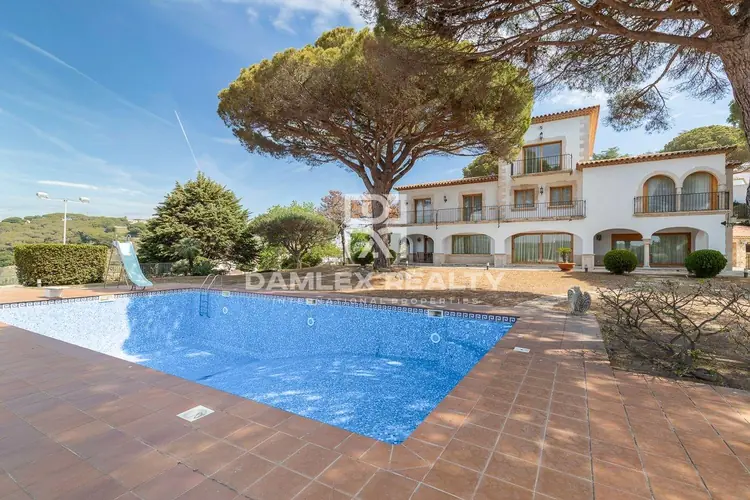 Luxe villa op een perceel van 5954 m2 in een elite urbanisatie van Sant Feliu de Guixols