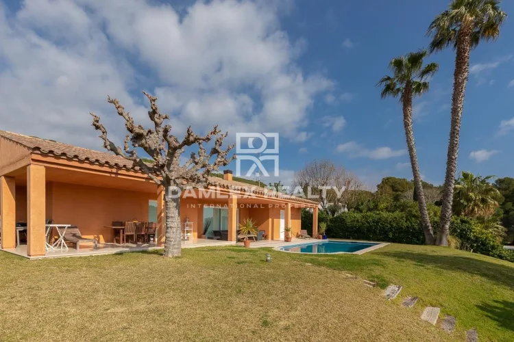 Huis / Villa met 3 kamers, perceel 1,209 m², te koop in S