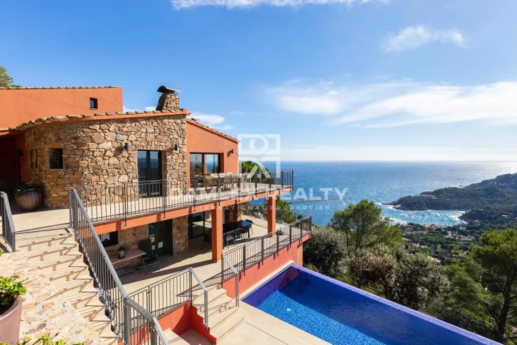 Villa with spectacular views of the Cala d