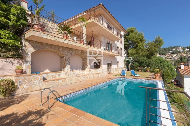 Luxury villa with panoramic sea views, in Roca Grossa urbanization
