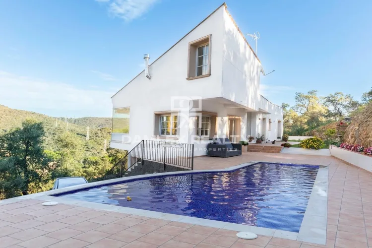 New Construction:  Modern Luxury Villa with Mountain Views and Swimming Pool