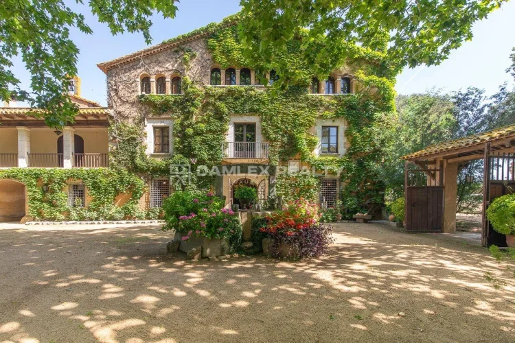 Erstaunliches historisches Anwesen in Llagostera